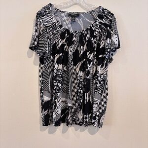 Style & Co Woman SZ 1X Black White Pattern Short Sleeve Pleated Top Round Neck